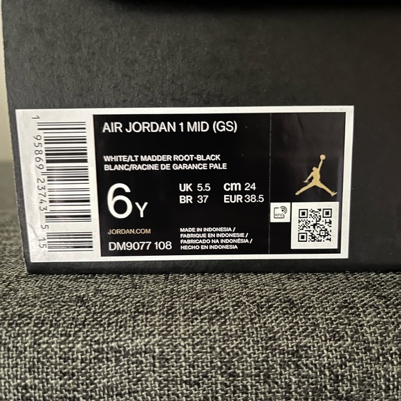 Nike Air Jordan 1 Mid, size 6Y, like new- barely worn - Picture 4 of 4